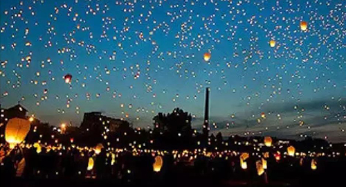 他就像一面镜子，照见了我们的过去、现在和未