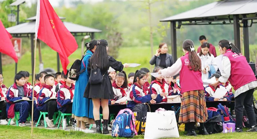 陪着孩子们到春天里走走：荣基金春日爱心之旅