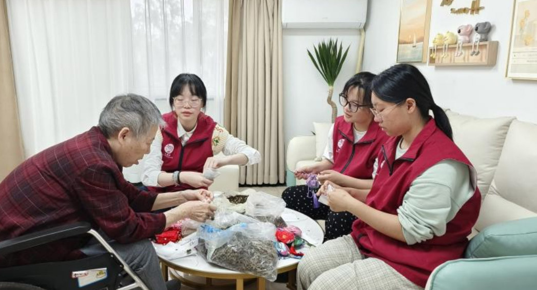 荣基金“荣·悦生”安宁志愿者开展端午问候活动