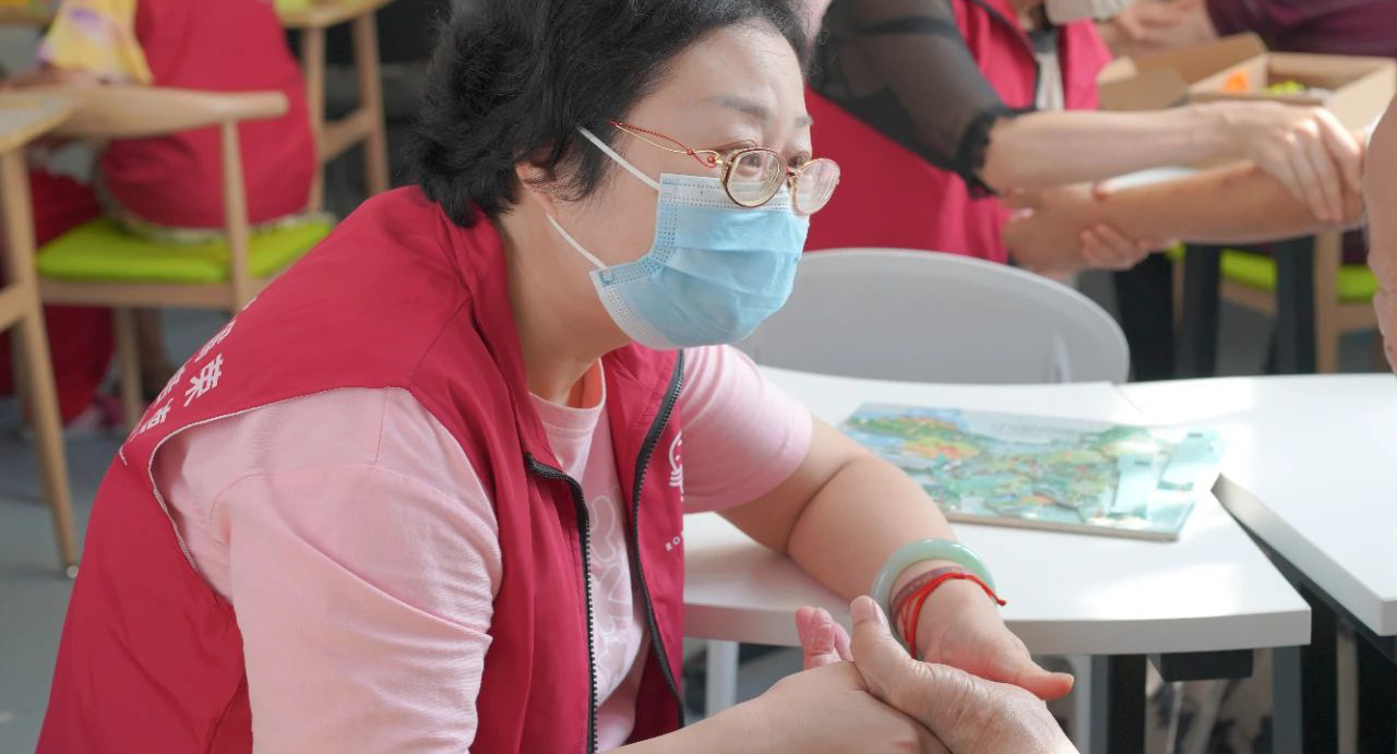 荣基金上海志愿者开展认知症老人关爱活动