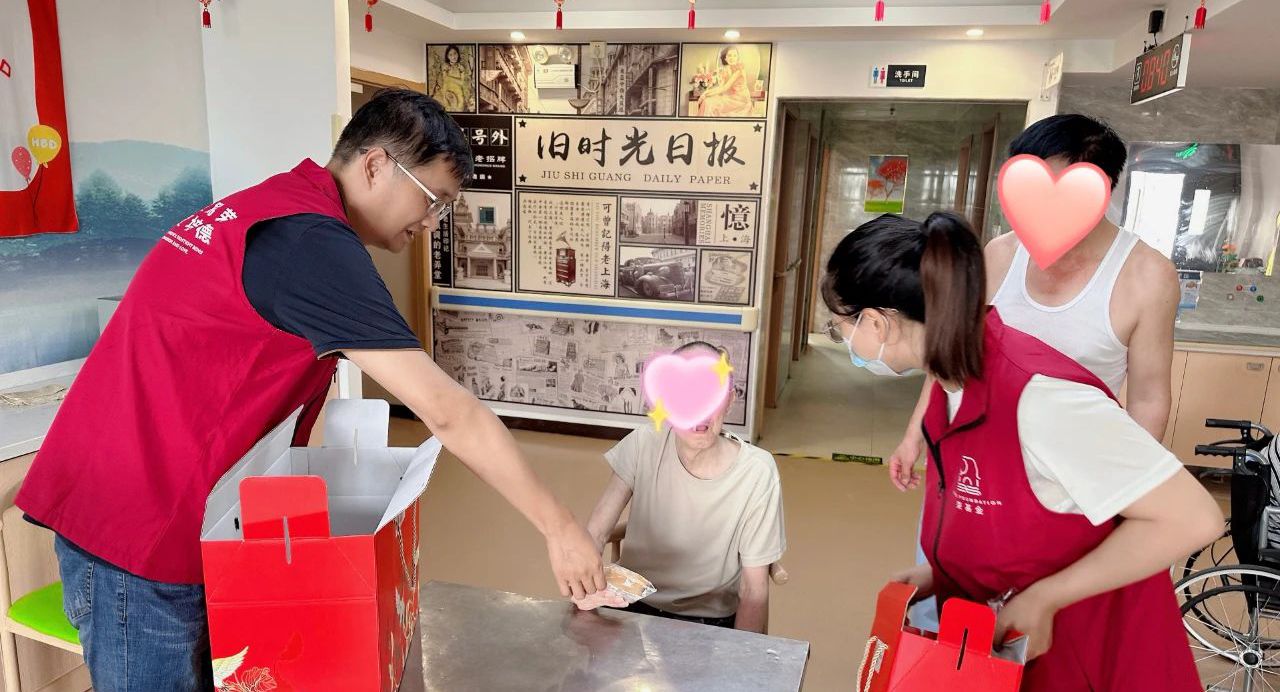 荣基金上海志愿者团队开展中秋爱老系列活动