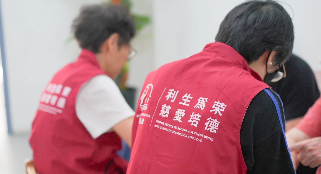 荣基金上海团队在豪斯达敬老院开展芳疗活动